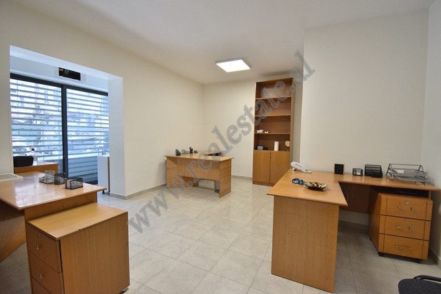 Ambient zyre me qira ne rrugen e Bogdaneve shume prane rruges se Kavajes ne Tirane.
Eshte e pozicio